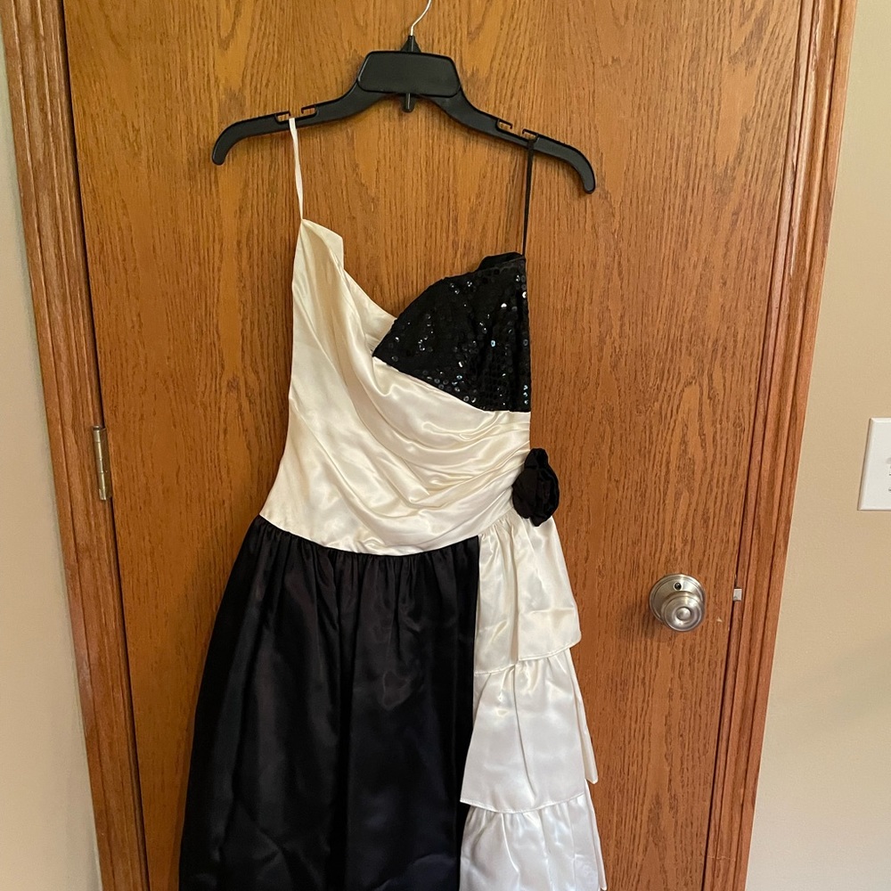 Gunne Sax sleeveless black / white formal dress.  Stunning!